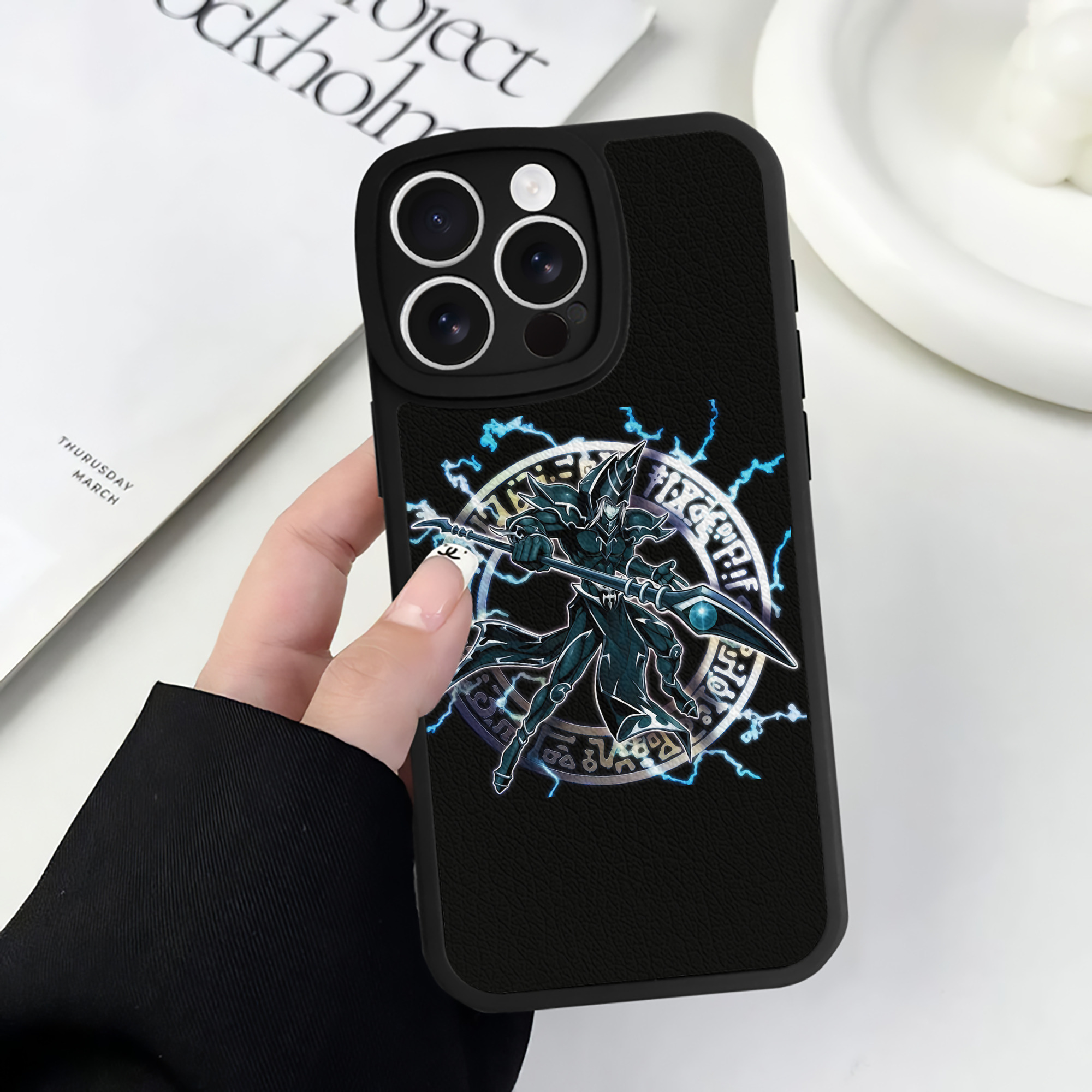 （画像用） 遊☆戯☆王 Yu-Gi-Oh! 【iPhone 16シリーズ対応】シリコンスマホケース（レザー調） 材質：シリコン
